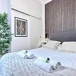 Renovated Champs-Elysees Retreat