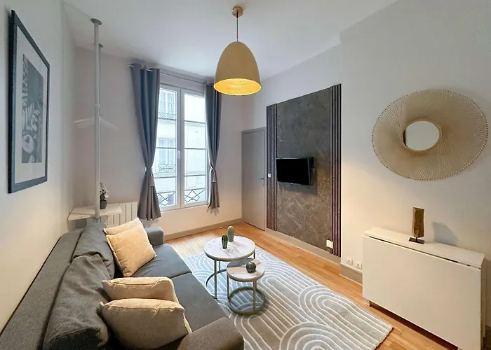 Renovated Champs-Elysees Retreat