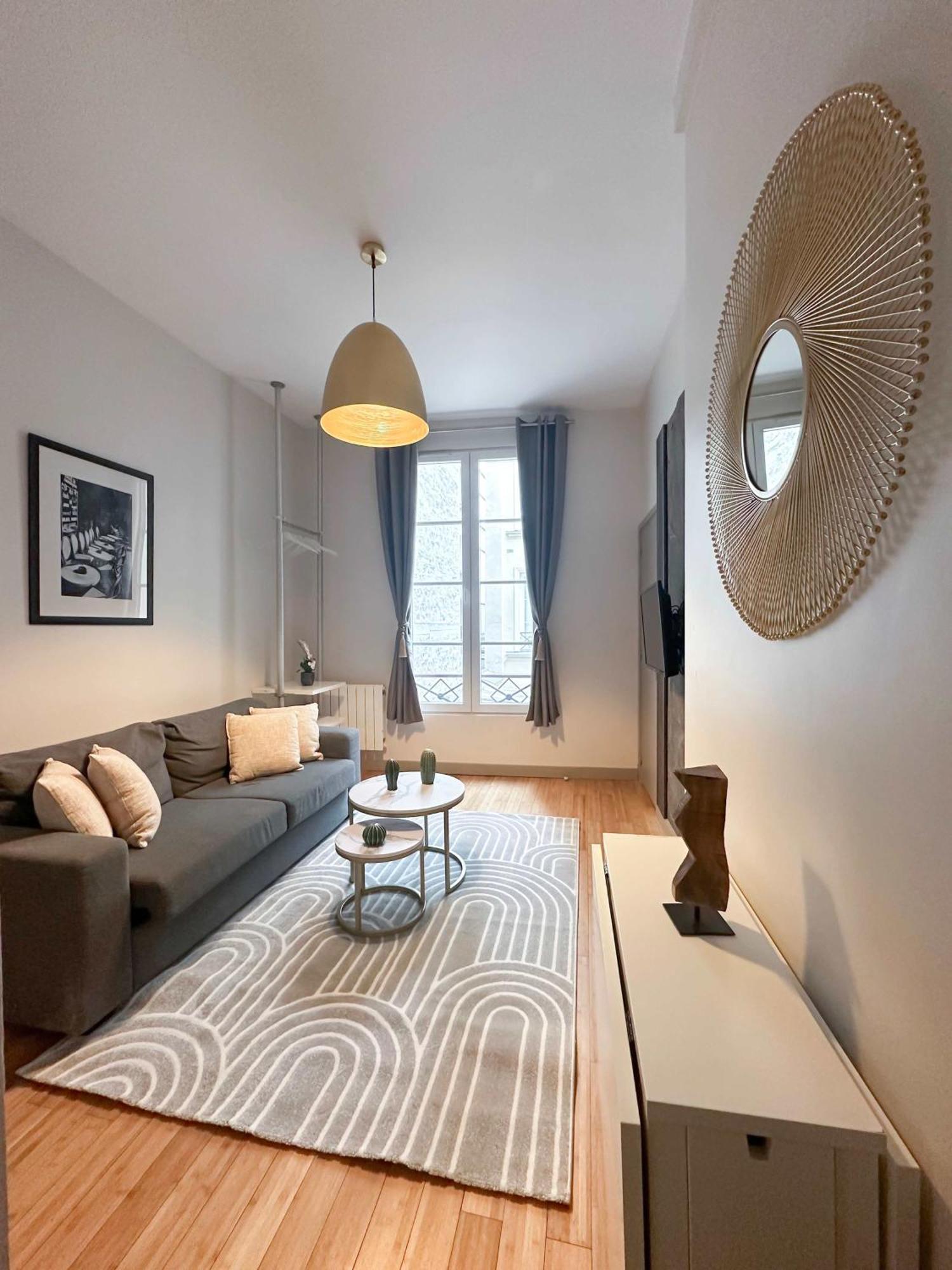 Renovated Champs-elysees Retreat Apartment Paris