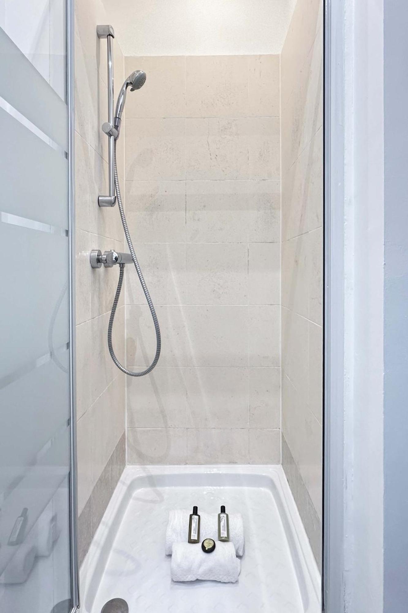 Renovated Champs-elysees Retreat Paris