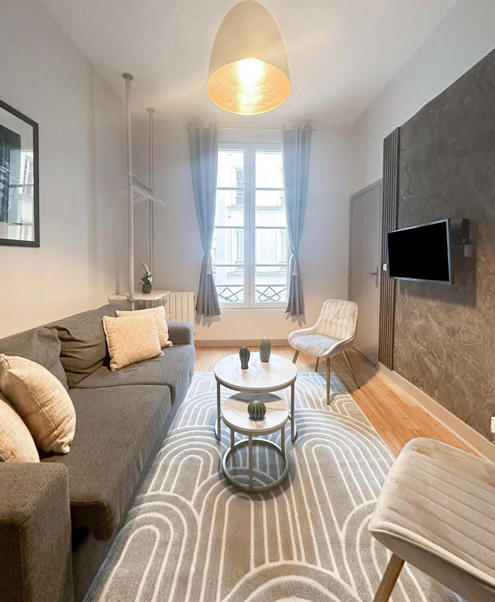 Renovated Champs-elysees Retreat Apartment Paris