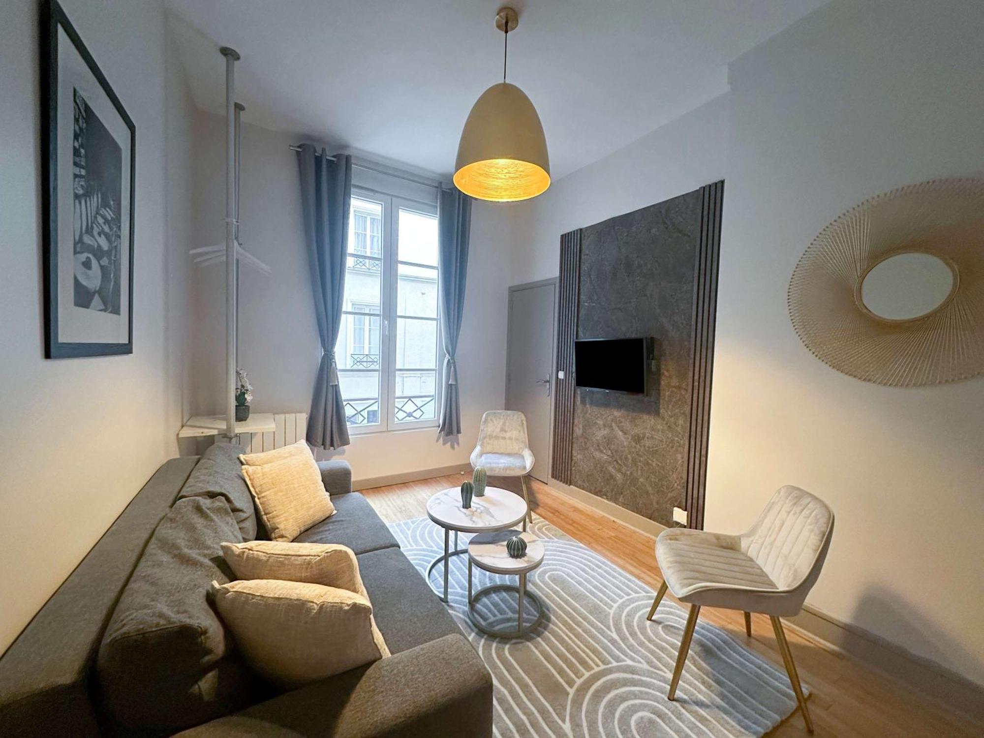 Renovated Champs-elysees Retreat
