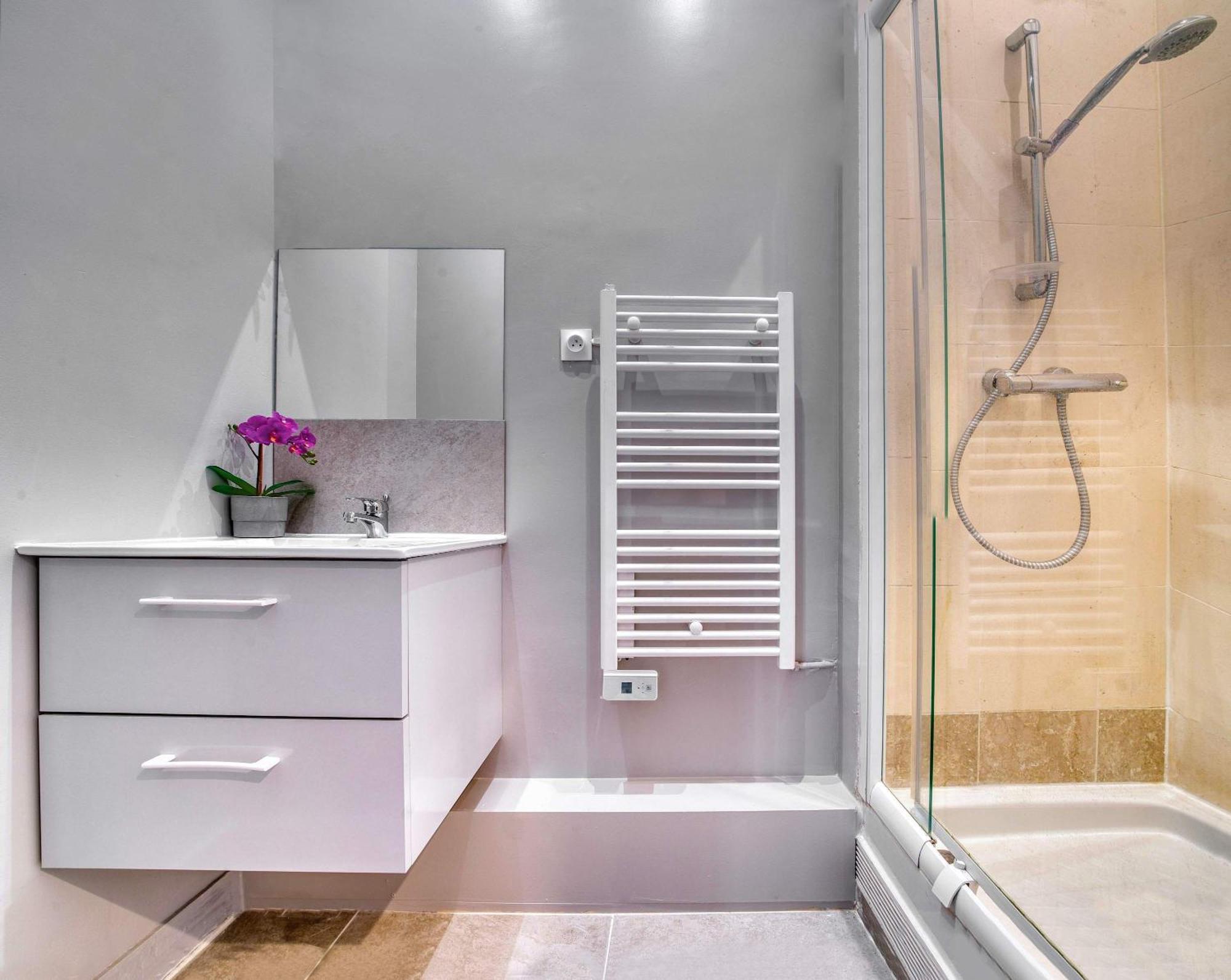 Renovated Champs-elysees Retreat Apartment *